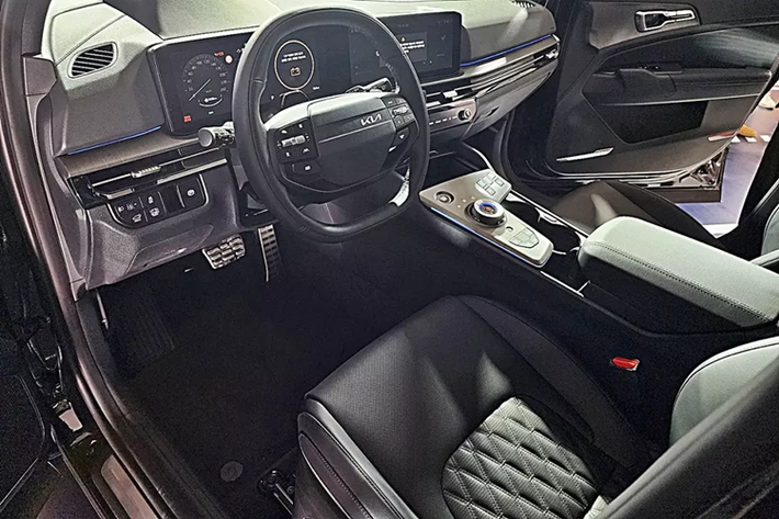 Bản thấp của Kia Sportage 2025 dùng nội thất bọc da thông thường. Trong khi đó, phiên bản X-Line được trang bị nội thất bọc da pha da lộn màu đen. Nằm bên dưới nắp ca-pô của mẫu SUV cỡ C này ở thị trường Hàn Quốc là 3 tùy chọn động cơ.