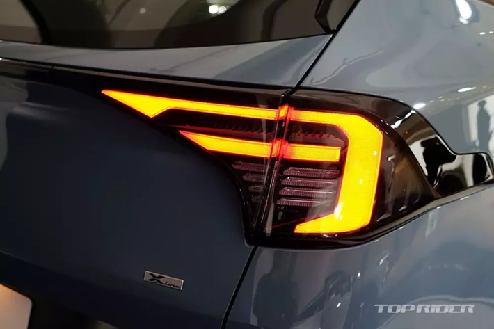 Không chỉ rộng hơn, lưới tản nhiệt còn được cải tiến ở mắt lưới bên trong. Bên cạnh đó, mẫu SUV cỡ C này còn có dải đèn LED định vị ban ngày và đèn hậu lấy cảm hứng thiết kế từ các chòm sao. Đây là điểm nhấn đặc trưng của mọi mẫu xe Kia đời mới hiện đang bán trên thị trường.