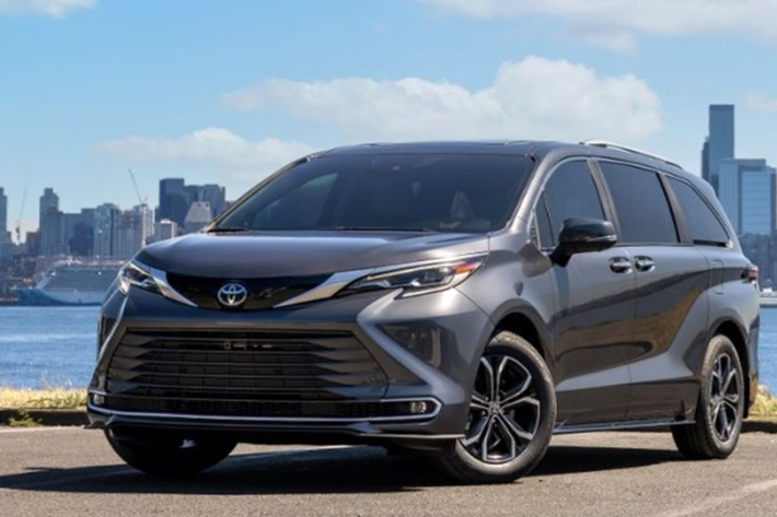 Ở Toyota Sienna 2025 XSE và Woodland Edition, xe sẽ có một số điểm nhấn tạo sự khác biệt như: tay nắm cửa, viền mặt ca-lăng và viền cửa sổ được sơn đen khỏe khoắn. Khách hàng ưa thích phong cách lái thể thao có thể chọn mua phiên bản XSE với hệ thống treo cứng cáp.