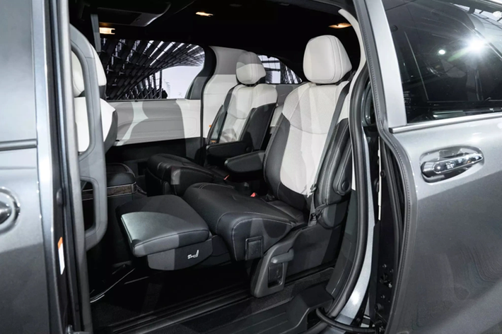 Nếu sau 90 giây cảnh báo vẫn bị bỏ qua, còi xe sẽ kêu to. Sau 4 phút, tài xế sẽ nhận được tin nhắn qua ứng dụng điện thoại thông minh. Nếu sau đó tài xế vẫn không mở cửa, hệ thống sẽ tự động thực hiện một cuộc gọi đến điện thoại của tài xế.