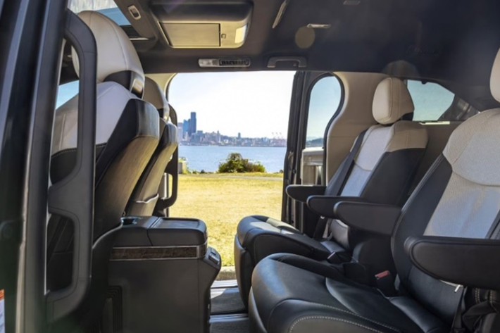 Xe có hai tùy chọn ghế ngồi là 7 chỗ và 8 chỗ, trong đó bản 7 chỗ sở hữu ghế độc lập với tính năng sưởi ở phiên bản Platinum. Ngoài ra, Sienna 2025 còn được trang bị tính năng phát hiện trẻ em bị bỏ quên phía sau.