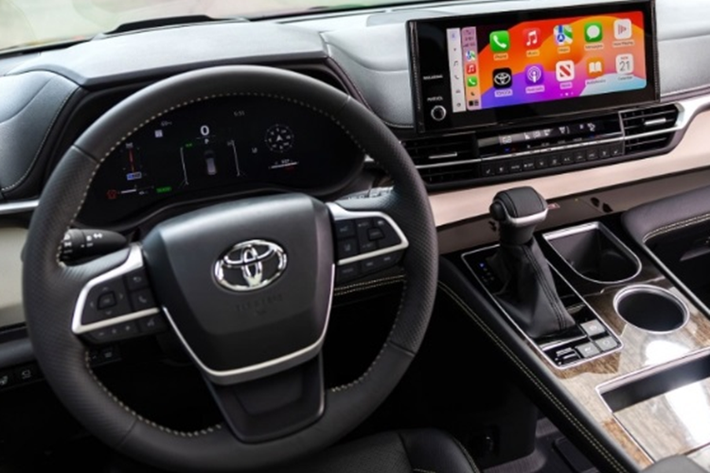 Toyota Sienna 2025 sở hữu các trang bị hiện đại như: cụm đồng hồ kỹ thuật số 12,3 inch hỗ trợ kết nối Apple CarPlay/Android Auto không dây, màn hình HUD, hệ thống âm thanh 12 loa JBL có công suất 1.200W, điều hòa tự động 4 vùng độc lập, tính năng phát Wi-Fi cho tối đa 5 thiết bị di động, ổ cắm có công suất đầu ra tối đa 1.500W ở cốp xe.