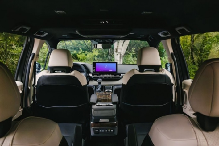 Hàng ghế trước chỉnh điện tích hợp tính năng thông gió/sưởi ấm, vô-lăng chỉnh điện 4 hướng có tính năng sưởi ấm, gương chiếu hậu kỹ thuật số, cửa sổ trời, cửa trượt và cửa hậu chỉnh điện hỗ trợ đóng/mở rảnh tay bằng cách đá chân.