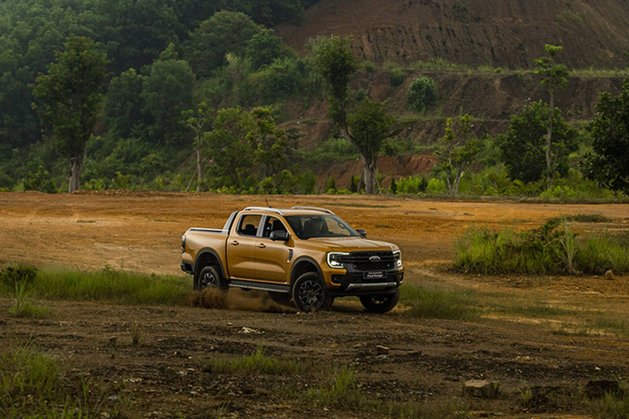  Ford Ranger: 11.766 xe Bám sát phía sau là Ford Ranger với doanh số đạt 11.766 xe sau 9 tháng đầu năm. Hiện nay, Ranger vẫn chiếm thị phần tuyệt đối trong phân khúc bán tải nước ta. Việc chuyển sang lắp ráp trong nước đã giúp Ranger chủ động hơn về nguồn cung.