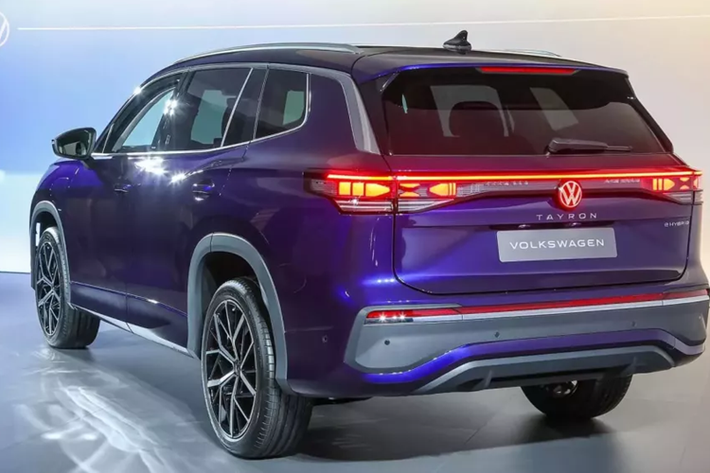 Bên ngoài, mẫu xe này sở hữu thiết kế ngoại thất không hề giống với Tiguan. Tuy nhiên, xe vẫn được áp dụng những chi tiết thiết kế đặc trưng của thương hiệu Volkswagen với đèn pha thanh mảnh, cụm đèn hậu LED nối liền hai bên và đường dập gân nổi bật nhằm nhấn mạnh khu vực chắn bùn phía sau.