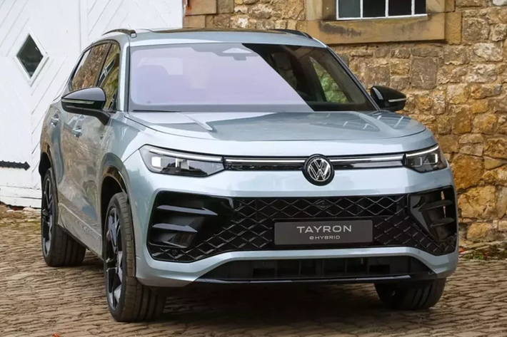 Ở phiên bản R, xe trông thể thao hơn với lưới tản nhiệt và cản trước/cản sau riêng. Lưới tản nhiệt và khe gió giả trên cản sau của bản R đều có thiết kế mắt cáo, sơn màu đen bóng.