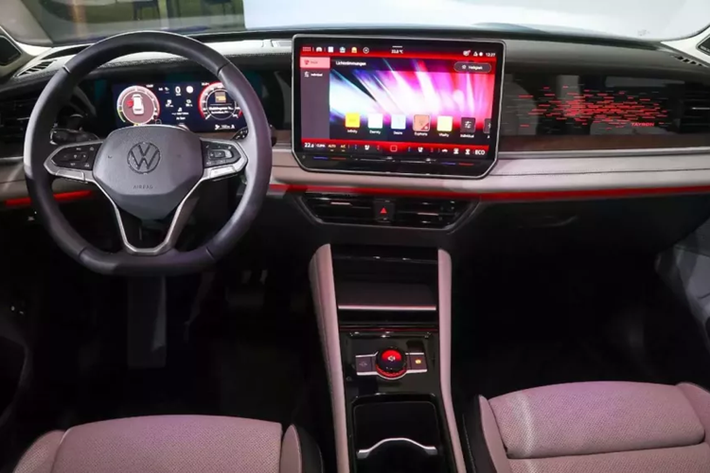 Trái với ngoại thất, nội thất của Volkswagen Tayron 2025 về cơ bản lại được nâng cấp từ Tiguan. Xe được trang bị màn hình cảm ứng trung tâm 15 inch mới, thay cho loại 12,9 inch cũ. Bên cạnh đó là bảng đồng hồ kỹ thuật số 10,25 inch với viền ốp gỗ xung quanh.