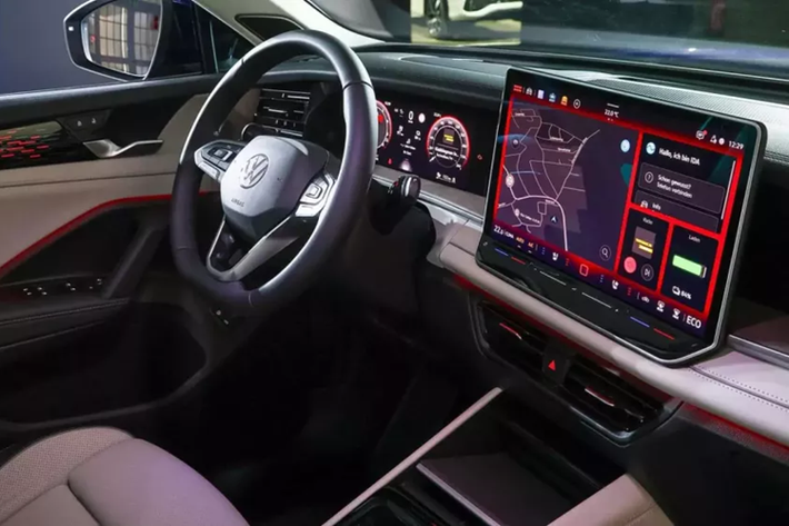 Những trang bị tiêu chuẩn của mẫu SUV hạng trung này gồm có hệ thống điều hòa tự động 3 vùng độc lập và hệ thống kiểm soát hành trình thích ứng. Nếu chi thêm tiền, khách hàng có thể trang bị các tính năng tùy chọn như Travel Assist ADAS, hệ thống kiểm soát khung gầm thích ứng, cửa sổ trời toàn cảnh Panorama, ghế làm mát/massage và hệ thống âm thanh Harman Kardon.