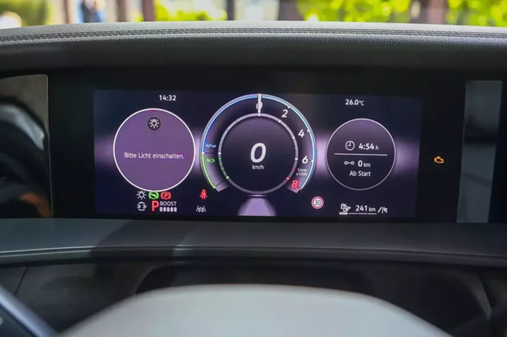 Chưa hết, Volkswagen Tayron 2025 còn có thêm cấu hình nội thất 3 hàng ghế với 7 chỗ ngồi tùy chọn mới nhằm tăng tính thực dụng. Trong khi đó, nội thất 2 hàng ghế với 5 chỗ ngồi là trang bị tiêu chuẩn. Ở phiên bản 7 chỗ, xe sở hữu khoang hành lý có thể tích 345 lít. Con số tương ứng của phiên bản 5 chỗ là 885 lít.