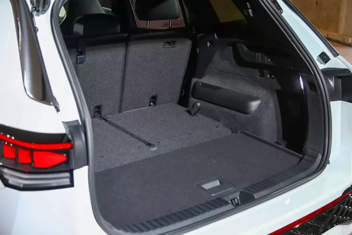 Các động cơ kể trên đi với hộp số tự động ly hợp kép tiêu chuẩn. Bên cạnh đó là hệ dẫn động cầu trước tiêu chuẩn và hệ dẫn động 4 bánh 4Motion AWD chỉ dành cho động cơ diesel TDI 2.0.