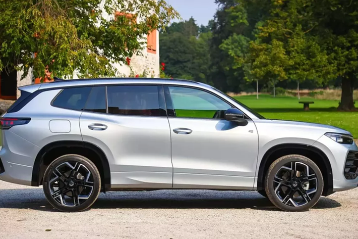 So với thế hệ cũ, mẫu SUV hạng trung Volkswagen Tayron đã được tăng kích thước và tái thiết kế. Cụ thể, Volkswagen Tayron 2025 sở hữu kích thước dài x rộng x cao lần lượt 4.770 x 1.860 x 1.660 mm và chiều dài cơ sở 2.800 mm. Mẫu xe này dài hơn 231 mm trong khi chiều dài cơ sở tăng 10 mm so với Volkswagen Tiguan Allspace.