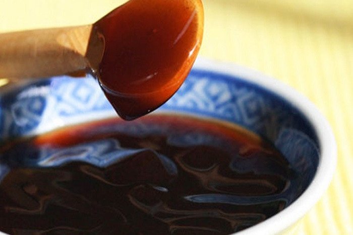 Dầu hào chủ yếu được làm từ con hàu nấu chín ép lấy nước cốt cô đặc rồi thêm một số nguyên liệu khác. Dầu được dùng làm tăng độ tươi, kích thích hương vị món ăn.