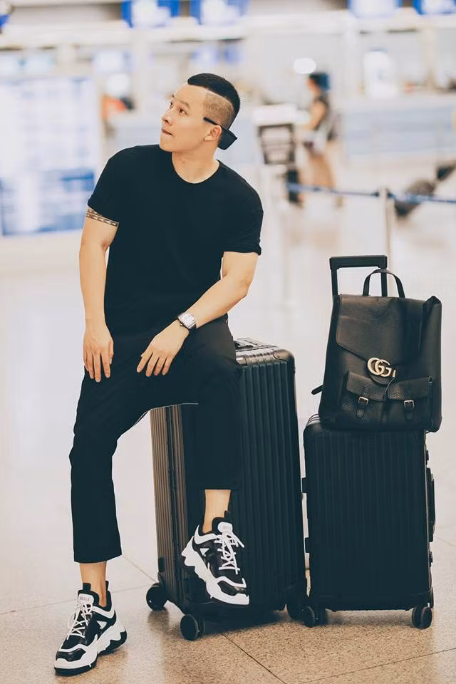 "Ông bầu của Ngọc Trinh" không ngại khoe cuộc sống xa xỉ, tủ đồ chất đầy hàng hiệu lên trang cá nhân.