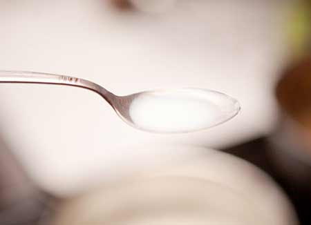 Sữa nóng. Sữa là nguồn dinh dưỡng không thể thiếu cho mỗi bữa sáng của trẻ. Tuy nhiên nếu chỉ cho trẻ uống một cốc sữa buổi sáng sẽ vẫn không đủ năng lượng cho cả ngày học tập ở trường. Đặc biệt nếu trẻ chưa đủ 1 tuổi, sữa vẫn đóng vai trò quan trọng trong việc cung cấp các chất dinh dưỡng và vitamin thiết yếu cho trẻ. Nếu bé đã ăn dặm buổi sáng, mẹ vẫn cần cho con bú thêm sữa mẹ hoặc sữa công thức ngay sau đó.