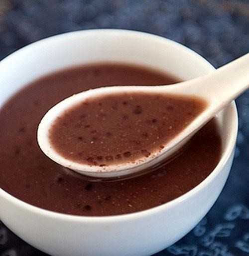 Súp đậu đen. Đậu đen rất chứa nguồn sắt và đồng D. Vì vậy, nhấm nháp vài thìa súp đậu đen sẽ giúp cơ bắp sử dụng nhiều oxy hơn đồng thời tăng cường hệ thống miễn dịch của cơ thể. Trung bình một bát súp sẽ cung cấp khoảng 15 gram protein và chất xơ. Không giống như các nguồn protein động vật, đậu đen hầu như không chứa chất béo bão hòa.