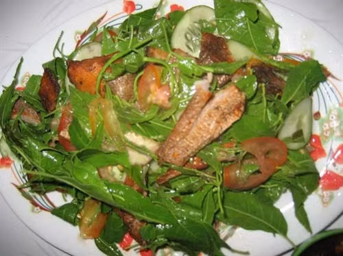 Ở miền Trung cũng có một loại cây cùng tên sầu đâu nhưng có hoa màu tím và lá có độc không ăn được. Ảnh: dantocmiennui.