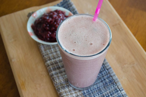 Sinh tố đậu đỏ. Đậu đỏ chứa nhiều sinh tố B1, B2 kèm tác dụng giải độc, phòng các chứng như ê đau vùng vai, lở mép, phù chân. Chỉ cần ½ ly đậu đỏ đã được nấu chín cùng nước đậu đỏ, ½ ly sữa tươi và 1 muỗng nhỏ mật ong, tất cả cho vào xay nhuyễn, bạn đã có một ly sinh tố đậu đỏ thơm ngon.