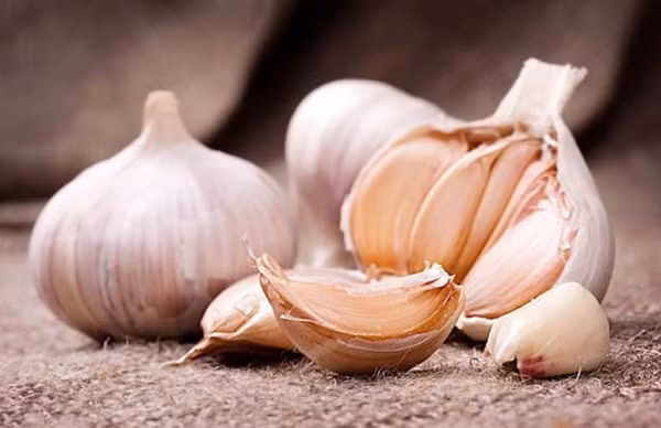 Tỏi là loại gia vị nổi tiếng với khả năng tiêu diệt các loại ký sinh trùng như trùng roi giardia và giun đũa. Ảnh: baotintuc.