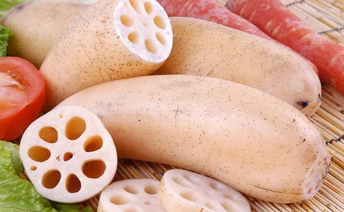 So với ngoại ẩm, nội ẩm nguy hiểm hơn nhiều, chủ yếu liên quan đến thực phẩm tiêu thụ, do tạng phủ rối loạn, không chuyển hóa được nước trong cơ thể một cách bình thường dẫn đến ẩm ướt trầm trọng.