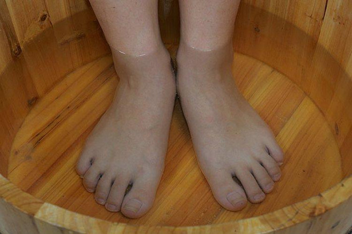 Cụ thể, ngâm chân kích thích kinh mạch, đẩy nhanh quá trình tuần hoàn máu và trao đổi chất. Mặt khác, nó giúp thoát ẩm, điều hòa sức khỏe lá lách và dạ dày, tăng cảm giác thèm ăn, nâng cao chất lượng giấc ngủ.