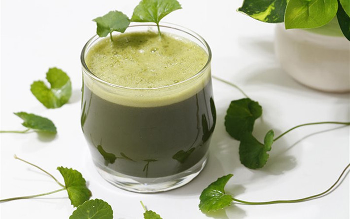 Cách đơn giản nhất trị sẹo rỗ với rau má chính là đem xay nhuyễn rau má, đắp lên vùng da bị sẹo rỗ trong vòng 20 phút, rồi rửa lại với nước sạch. Ảnh: cooky.