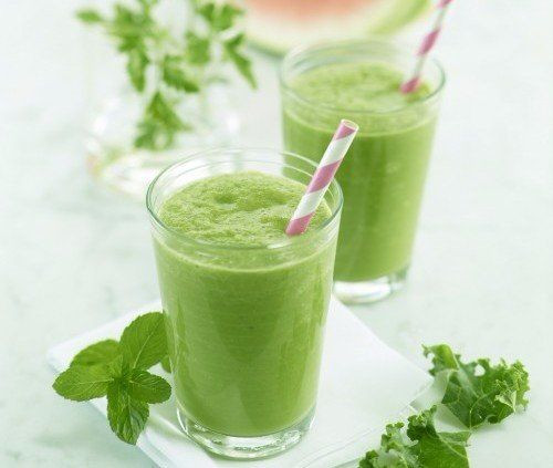 Bên cạnh đó, bạn cũng có thể kết hợp đắp mặt nạ rau má với việc uống nước ép rau má hàng ngày để đạt được kết quả tối ưu. Ảnh: lozi.