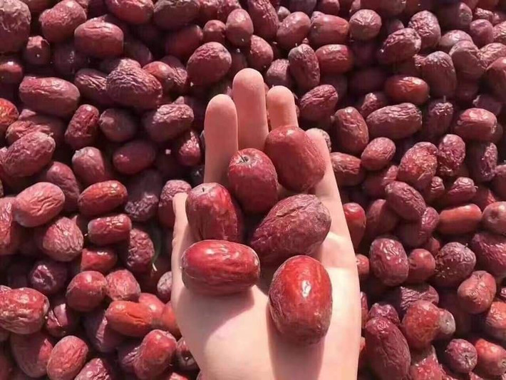 Trong quả táo đỏ có chứa nhiều loại vitamin A, B, C, carotene, protein, lipit, đường, canxi, photpho,...Ảnh: vifood.