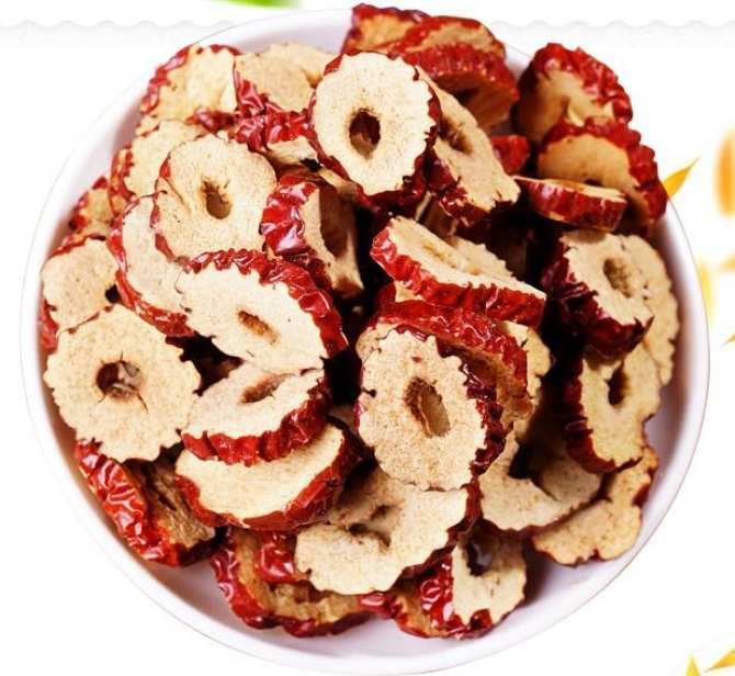 Các thành phần có trong táo đỏ gồm triterpenes và camp còn có tác dụng làm đẹp da. Ảnh: alicdn. ta