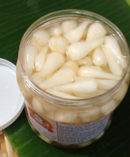 Một cách khác ngâm củ kiệu chua ngọt rất ngon và đơn giản nữa, đó là bạn có thể nấu đường phèn với giấm tạo thành hỗn hợp có vị chua ngọt như mong muốn rồi để nguội. Ảnh: dacsancotu.