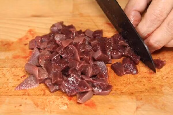 Tuy nhiên, gan lợn cũng chứa nhiều độc tố bởi đây là bộ phận chuyển hóa và đào thải chất độc trong cơ thể. Ảnh: phunutieudung.