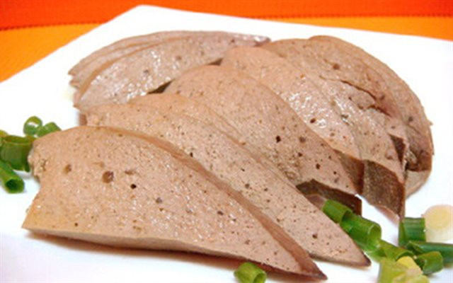 Bạn có thể ngâm gan trong sữa tươi không đường. Ảnh: cooky.