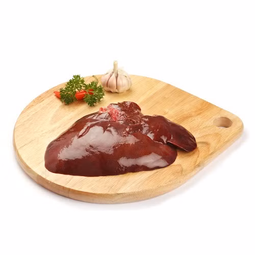 Sau đó, bạn ngâm miếng gan đã rửa sạch với nước muối trong 30 phút. Ảnh revofood.