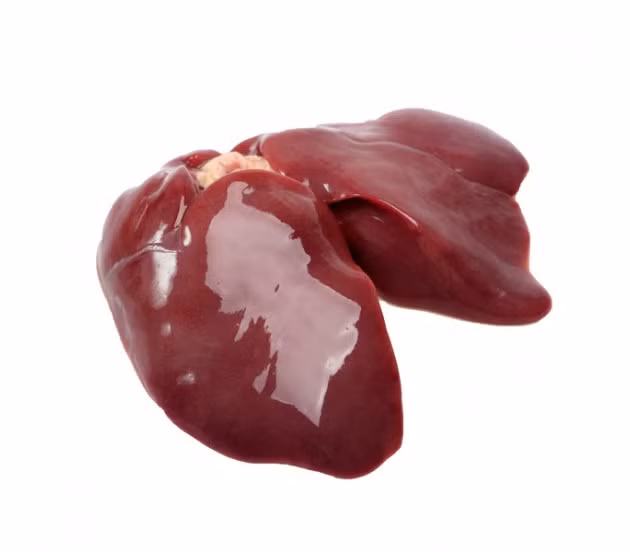 Để loại bỏ hết mùi hôi của gan, sau khi mua gan lợn về, bạn rửa sạch với nước , đồng thời dùng dao khía miếng gan để loại bỏ hết máu tồn dư trong gan. Ảnh: greenfood.