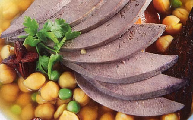 Việc ngâm gan vào trong nước muối hay sữa tươi không đường nhằm để gan phân hủy hết chất độc, khi chế biến món gan cũng sẽ không còn mùi hôi. Ảnh: hoinongdan.