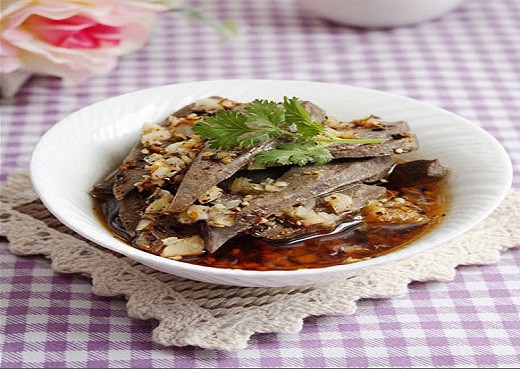 Bên cạnh đó, bạn cũng nên bóc bỏ lớp màng mỏng trên bề mặt gan để việc vệ sinh gan được triệt để. Ảnh: tin247.