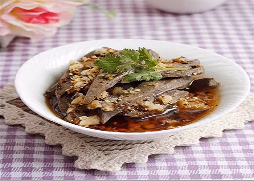 Bên cạnh đó, bạn cũng nên bóc bỏ lớp màng mỏng trên bề mặt gan để việc vệ sinh gan được triệt để. Ảnh: tin247.