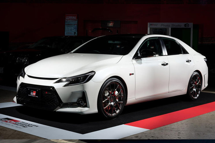 Tại triển lãm Tokyo Auto Salon 2019 đang diễn ra Toyota gây bất ngờ khi mang trở lại mẫu sedan thể thao Mark X GRMN sau hơn 4 năm vắng bóng. Toyota Camry Mark X GRMN thế hệ mới có nhiều thay đổi đáng kể về ngoại thất cũng như trang bị hiện đại trên xe.
