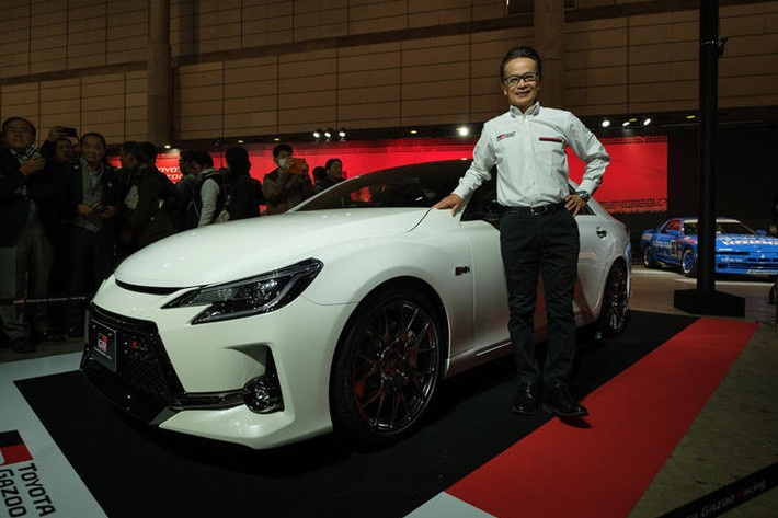 Về thiết kế, Mark X GRMN sở hữu ngoại hình sang trọng hút ánh nhìn. Thiết kế lưới tản nhiệt lục giác đen tuyền tương phản với màu ngoại thất xe. Đặc biệt, với mẫu sedan hoàn toàn mới này, khách hàng có thể đặt thêm tùy chọn mui xe bằng vật liệu nhựa gia cường carbon CFRP với giá 2.490 USD. Toyota cho biết mui xe mới này nhẹ hơn nguyên bản đến 10 kg.