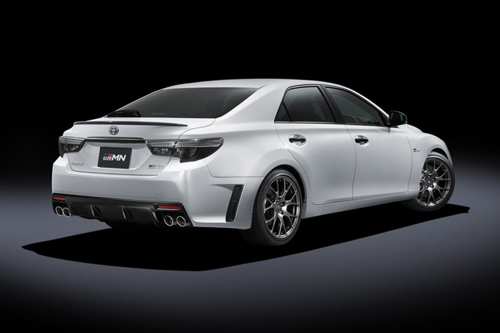 Đuôi xe được trang bị cản sau tích hợp cánh chia gió, bộ khuếch tán và hệ thống 4 ống xả tròn thể thao. Cùng với đó là các trang bị đáng chú ý khác trên Mark X GRMN bao gồm cánh gió carbon nhỏ ở đuôi xe, kẹp phanh màu trắng với logo GRMN nổi bật.