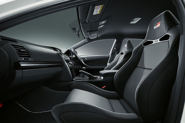 Ngoài ra, nội thất còn được trang trí bởi những chi tiết màu đen bóng, chất liệu da lộn, bàn đạp hợp kim và sợi carbon.