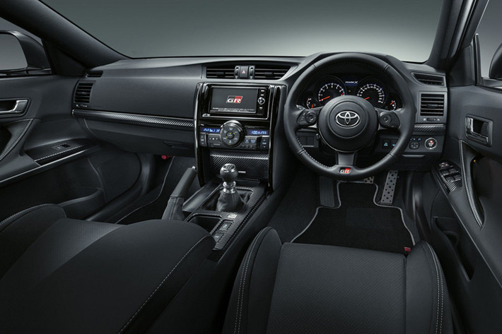 Bên trong ca-bin, xe sở hữu bộ ghế thể thao và vô-lăng được bọc da với logo GR.