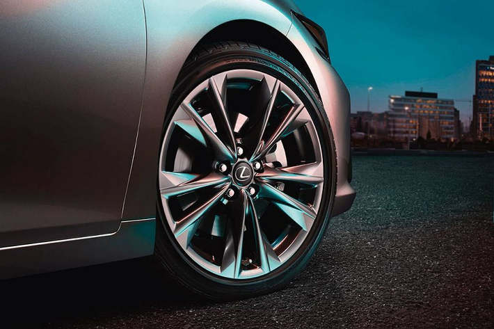 Tiếp tới, bộ la-zăng hợp kim 19 inch đa chấu màu khói cũng là điểm nhấn đáng kể khi so với bộ mâm 17 inch của 2 bản còn lại. Ngoài ra, các trang bị như đèn pha Full-Led có thích ứng thông minh sẽ tương tự như bản Luxury và Sport Luxury.