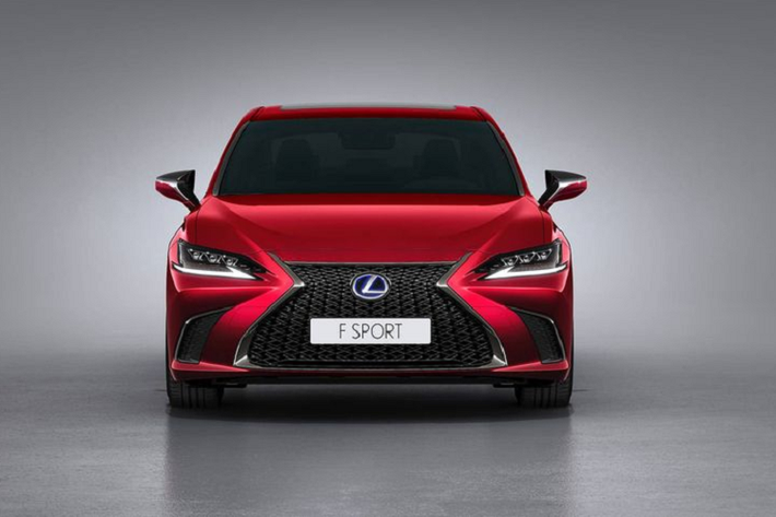 Cụ thể, Lexus ES 300h F Sport 2020 mới sẽ sở hữu nhiều sự thay đổi về diện mạo thông qua việc các chi tiết trên xe được làm mới, khoẻ khoắn và mạnh mẽ hơn. Đất nước Australia sẽ là thị trường đầu tiên chào đón Lexus ES 300h F Sport đầu tiên trên thế giới vào tháng 10 tới.