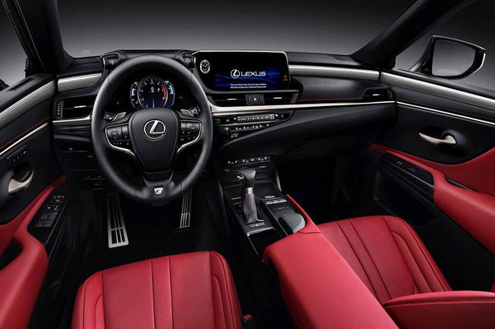 Bước vào không gian cabin, Lexus ES300h F Sport là sự pha trộn của thể thao và sự sang trọng. Thật vậy, phong cách thiết kế trên dòng ES thế hệ mới tiếp tục duy trì trên phiên bản này. Tuy nhiên, các trang bị mới như màn hình TFT 8 inch với cấu hình hiểu thị thể thao, logo F Sport trên tựa đầu ghế, vô-lăng, các chi tiết được ốp nhôm phay xước thay gỗ...