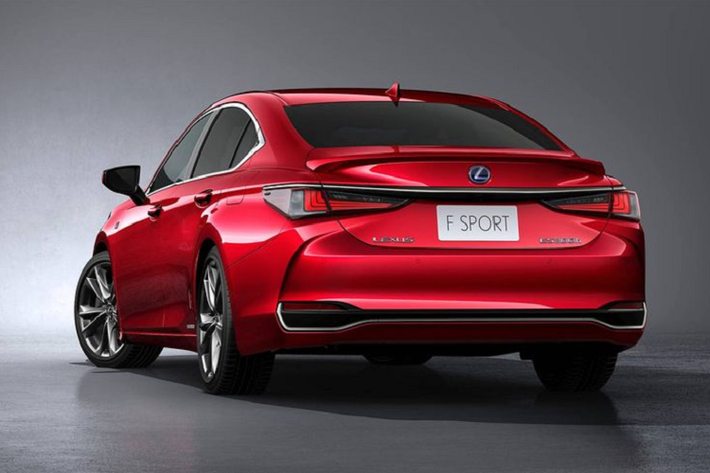 Logo F Sport là phụ kiện trang trí không thể thiếu trên thân xe. Phần đuôi xe được bổ xung thêm cánh gió nhỏ ở phía nắp cốp cùng các chi tiết chrome đều sơn màu khói cho cái nhìn thể thao hơn.