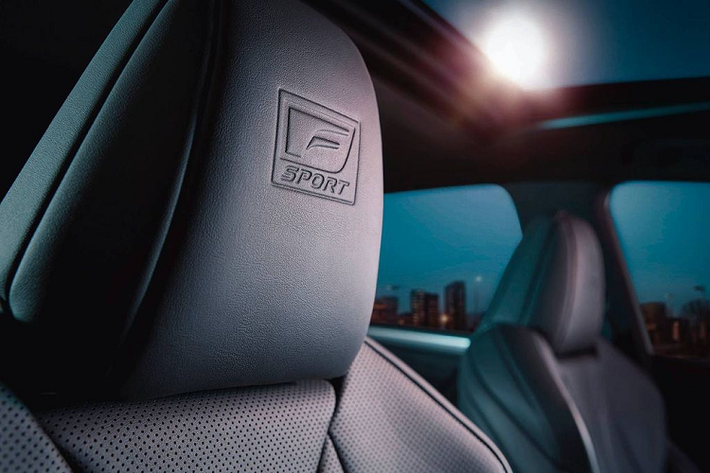 Tất cả đều đem lại sự khoẻ khoắn và quyến rũ tột cùng. Bên cạnh đó, các trang bị như màn hình cảm ứng 12,3 inch hỗ trợ Apple CarPlay và Android Auto, gói an toàn Lexus Safety System+, hệ thống cảnh báo điểm mù, cảnh báo người và phương tiện phía sau, camera 360 độ đều là trang bị có sẵn trên ES300h F Sport. Lexus ES300h F Sport sẽ có 2 cấu hình màu nội thất là Flare Red (Đỏ) và Black (Đen)