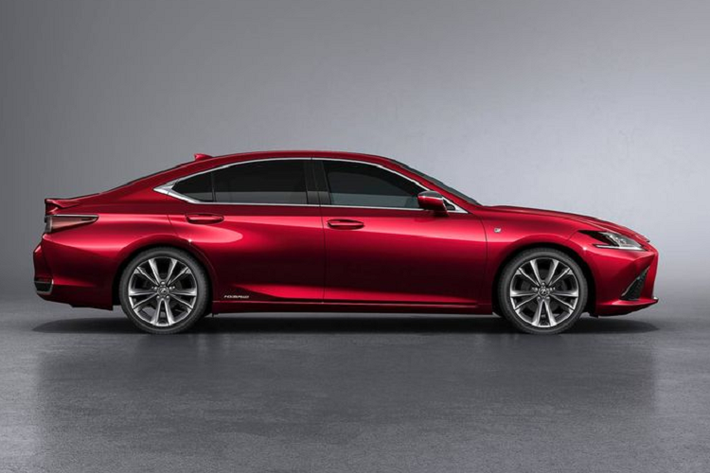 So với 2 phiên bản Luxury và Sport Luxury hiện đang bán ra trên toàn thế giới, phiên bản F Sport của mẫu Lexus ES300h không có sự khác biệt về thiết kế tổng thể. Để gia tăng đặc tính thể thao đúng như tên gọi, đội ngũ kỹ sư của Lexus đã lựa chọn dải pháp mang tới cho bản F Sport nhiều chi tiết được làm mới như mặt ca-lăng theo ngôn ngữ đặc trưng L-Fitness sơn màu đen bóng hoặc xám khói thay vì chrome bóng. 