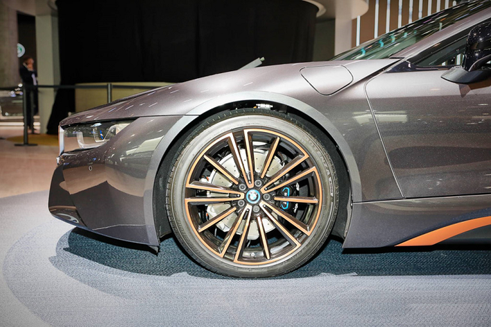 i8 Ultimate Sophisto Edition sử dụng kiểu mâm độc quyền bằng hợp kim nhẹ BMW i 20 inch với kiểu nan đối xứng xuyên tâm kết hợp màu đen và màu E-Copper.