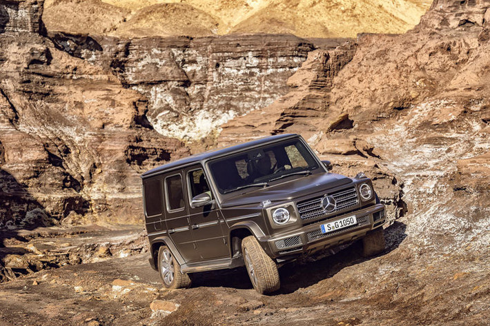Mercedes-Benz G-Class 2019: Biểu tượng off-road tái sinh. Ở phiên bản 2019, G-Class tiếp tục được cải thiện khả năng off-road cũng như được trang bị thêm hàng loạt công nghệ mới giúp G-Class trở nên hiện đại hơn. Khả năng vận hành off-road vẫn là giá trị nền tảng của G-Class. Ở phiên bản 2019, khả năng off-road của G-Class tiếp tục được hoàn thiện. Cấu trúc khung sườn dạng hình thang (ladder-type), hệ thống treo mới, ba khóa vi sai toàn phần và cải thiện tỷ số truyền ở dải tốc độ thấp giúp tối ưu khả năng hoạt động trên địa hình off-road và on-road.