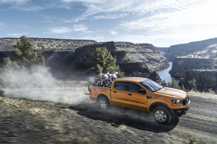 Ford Ranger gói off-road FX4 bổ sung nhiều nâng cấp cho chạy địa hình, trong đó có hệ thống kiểm soát Trail Control, lốp đặc dụng, hệ thống treo và giảm chấn tinh chỉnh cho off-road đi kèm tấm bảo vệ gầm được gia cố.